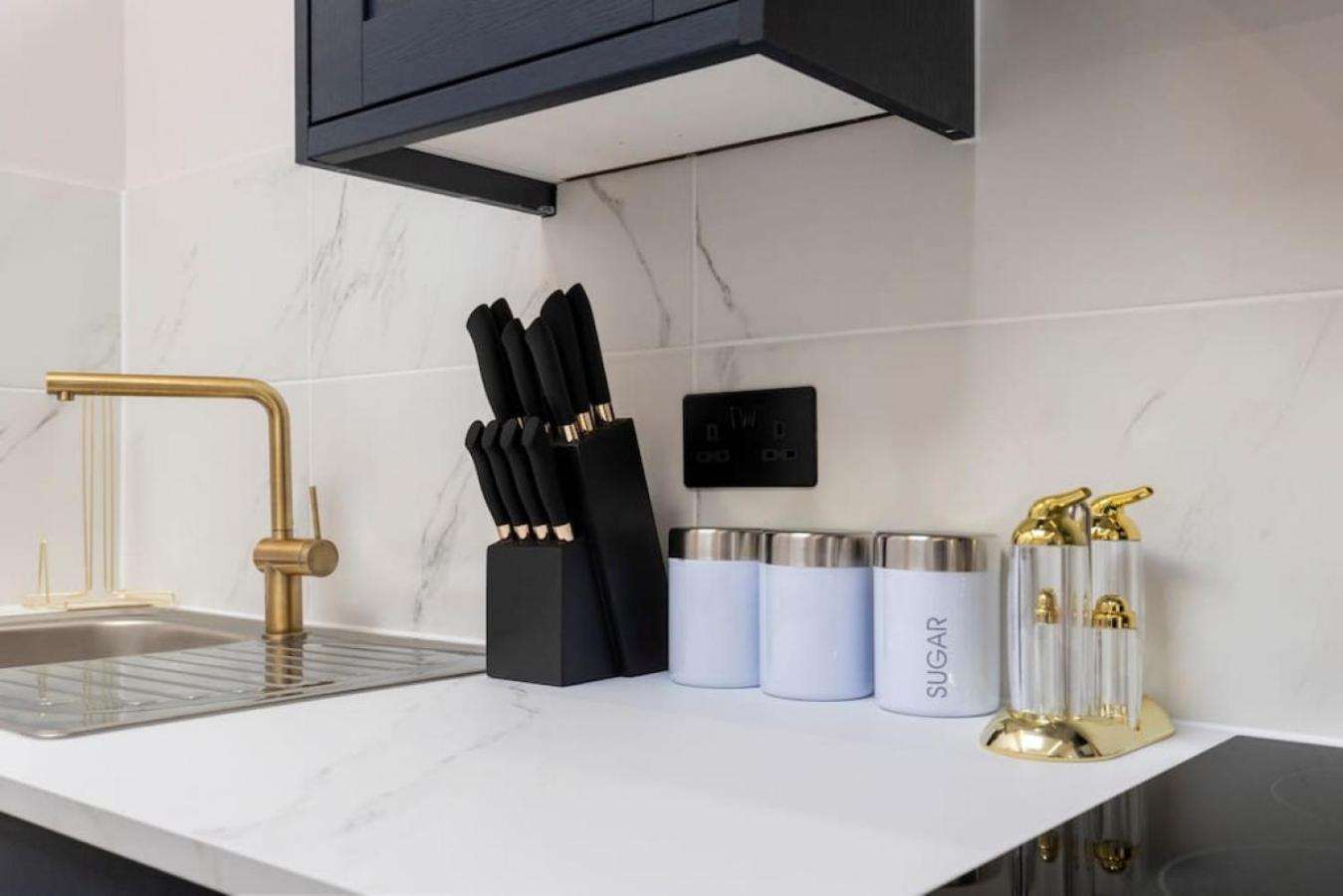 5 Star Accommodation, 2 Minutes To Brent Cross Station Londres